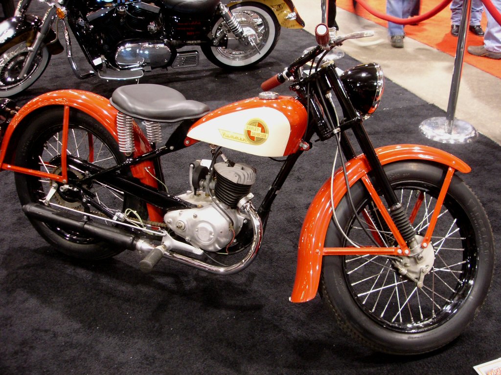 Roadster révisé exposé dans l'atelier moto